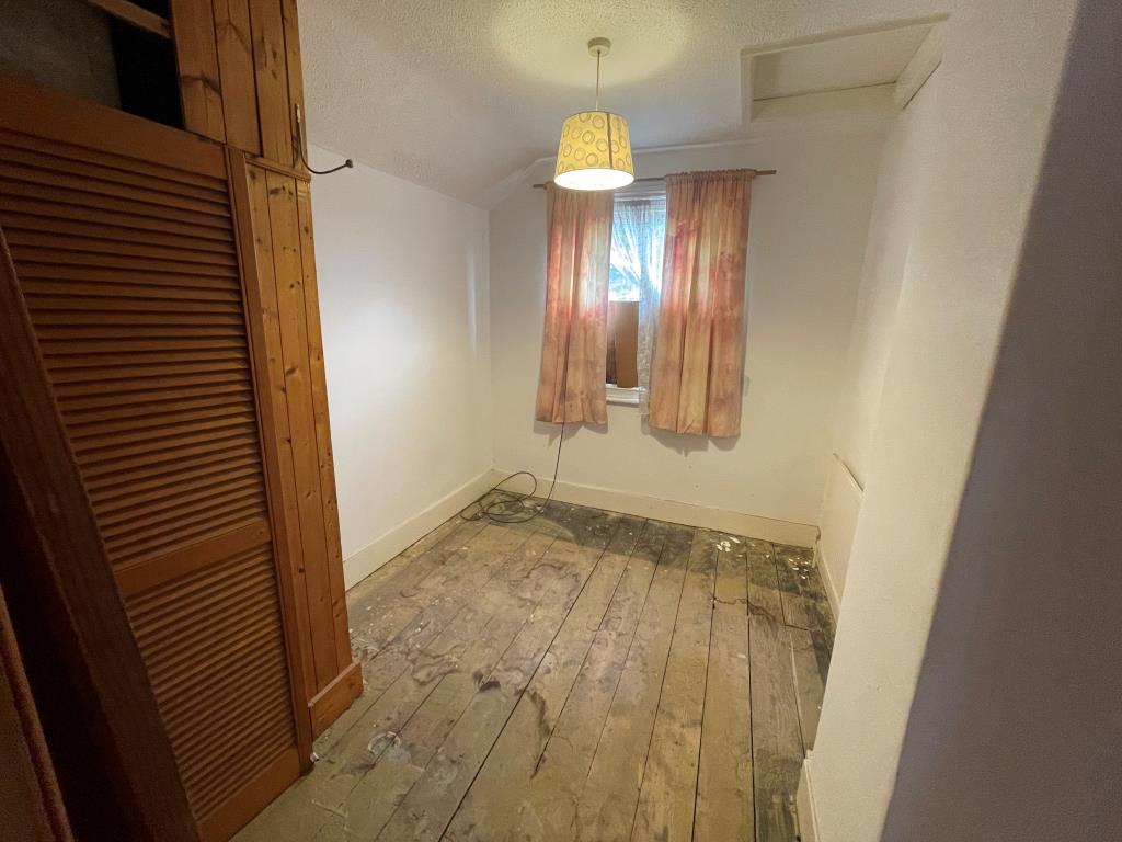 Lot: 47 - FOUR-BEDROOM HOUSE FOR IMPROVEMENT - Bedroom with window